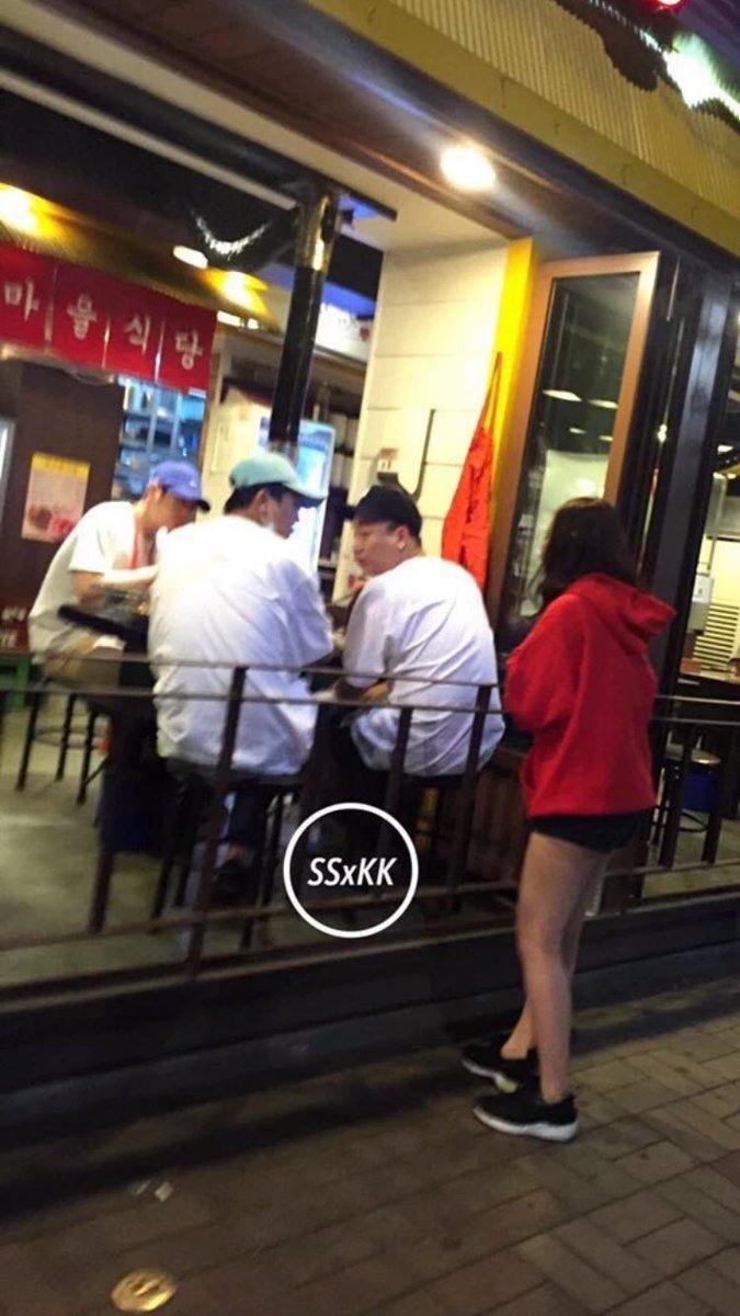 twinclesong's tweet photo. 1차 먹고 (삼청동) -> 2차 마시다가 인크한테 전화 -> 3차 고기 (홍대) ㅋㅋㅋㅋㅋㅋㅋㅋ ㅋㅋㅋㅋㅋ 송민호 x 피오 x 인크레더블 우정을 뽀렙어 응원해👏🏽 https://t.co/O9z6RMRaJU