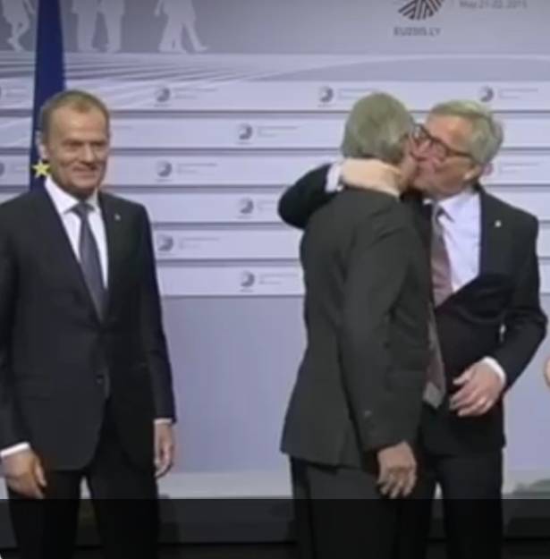 DonBasco's tweet image. Kijk mensen, dit is zo'n beetje dé topman van de EU. Druncker neemt man vol op de mond. #walging