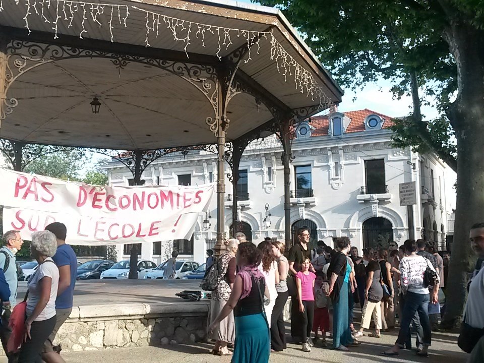 free_romans's tweet photo. @RomansMagOff @ClaraVieuguet 200 personnes compté https://t.co/aiI7lpc5Fr
