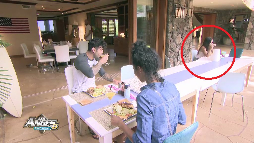 LesAngesTV's tweet photo. En voyant @RicardoPintoOff &amp; @NehudaMusic  s’installer à table, @AurelieLmet s’est décalée comme jamais 😂 #LesAnges8 https://t.co/YSWs3v4KxR