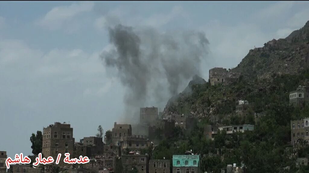 YenNews1's tweet photo. لحظه قصف ميليشيا الحوثي لمنازل المدنيين في #تعز مغرب اليوم وادا الي جرح 25 اغلبهم نساء واطفال https://t.co/pQtdXxvHRz