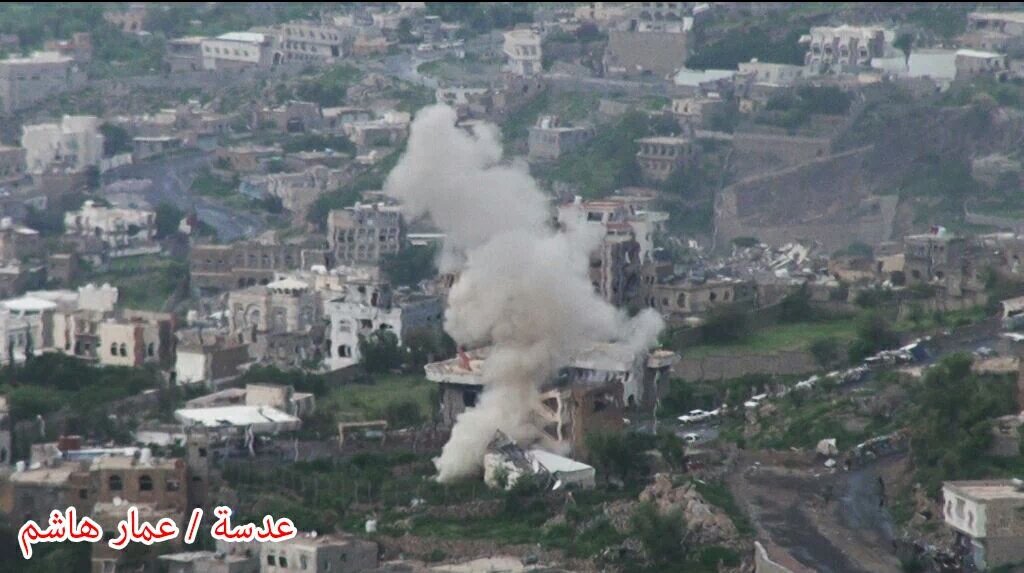 YenNews1's tweet photo. لحظه قصف ميليشيا الحوثي لمنازل المدنيين في #تعز مغرب اليوم وادا الي جرح 25 اغلبهم نساء واطفال https://t.co/pQtdXxvHRz