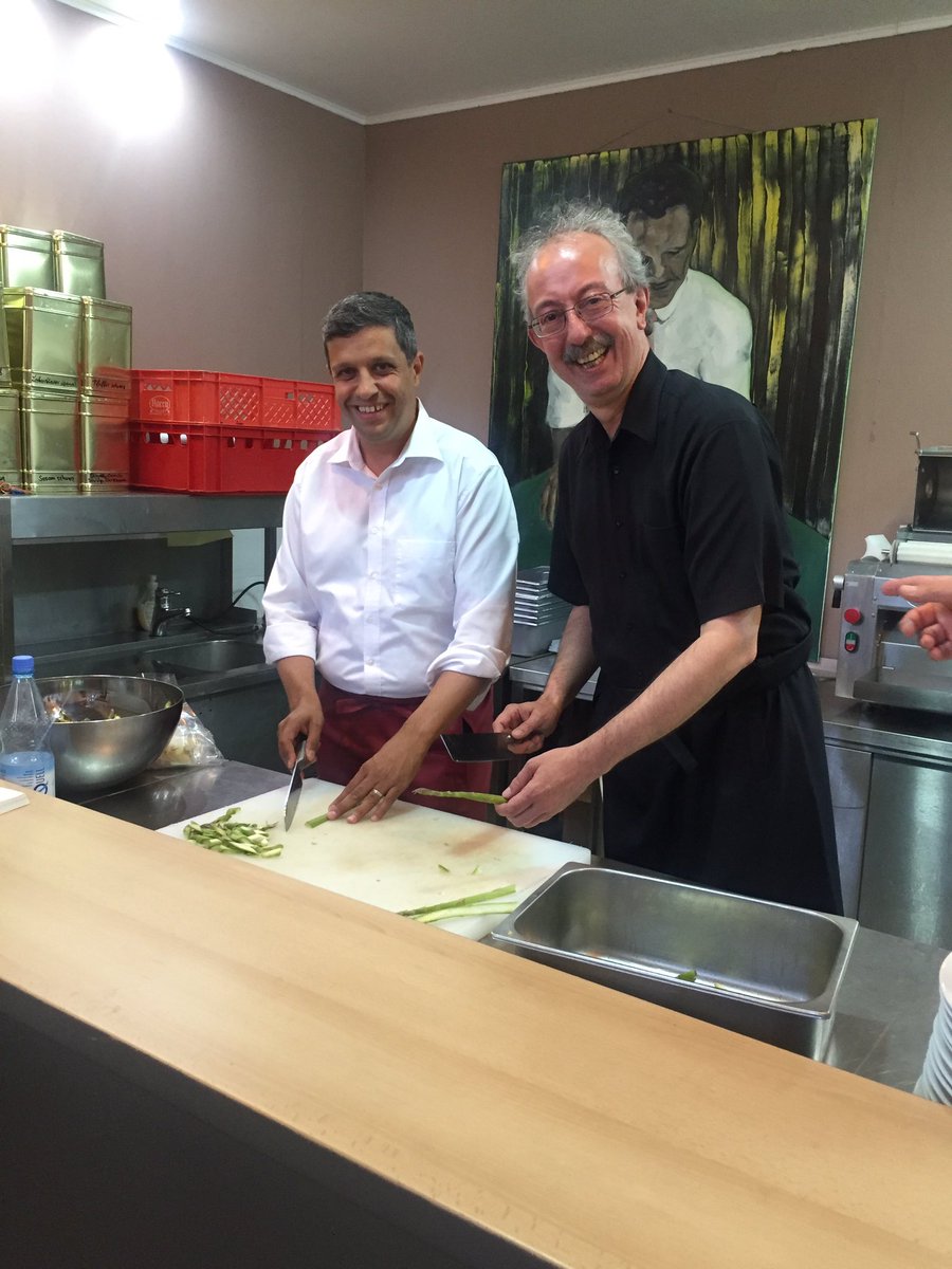 AGMigMitte's tweet photo. Beim Spargel schälen, immer schön im 2cm Abstand😄 #agmigmitte #spd #spdmitte #berlinmitte https://t.co/6AIG0uAOmj