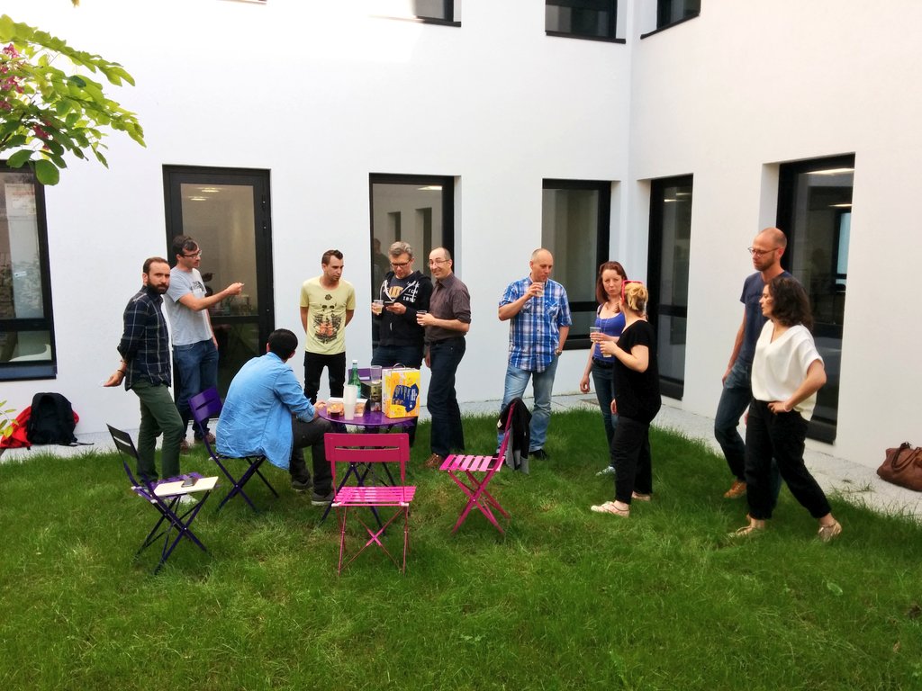 blendwebmix's tweet photo. Fin de réunion #BrigaBlend dans le jardin de @LaTourDuWeb ! Elle va être top cette édition 2016 ! https://t.co/MikEg9nQLU