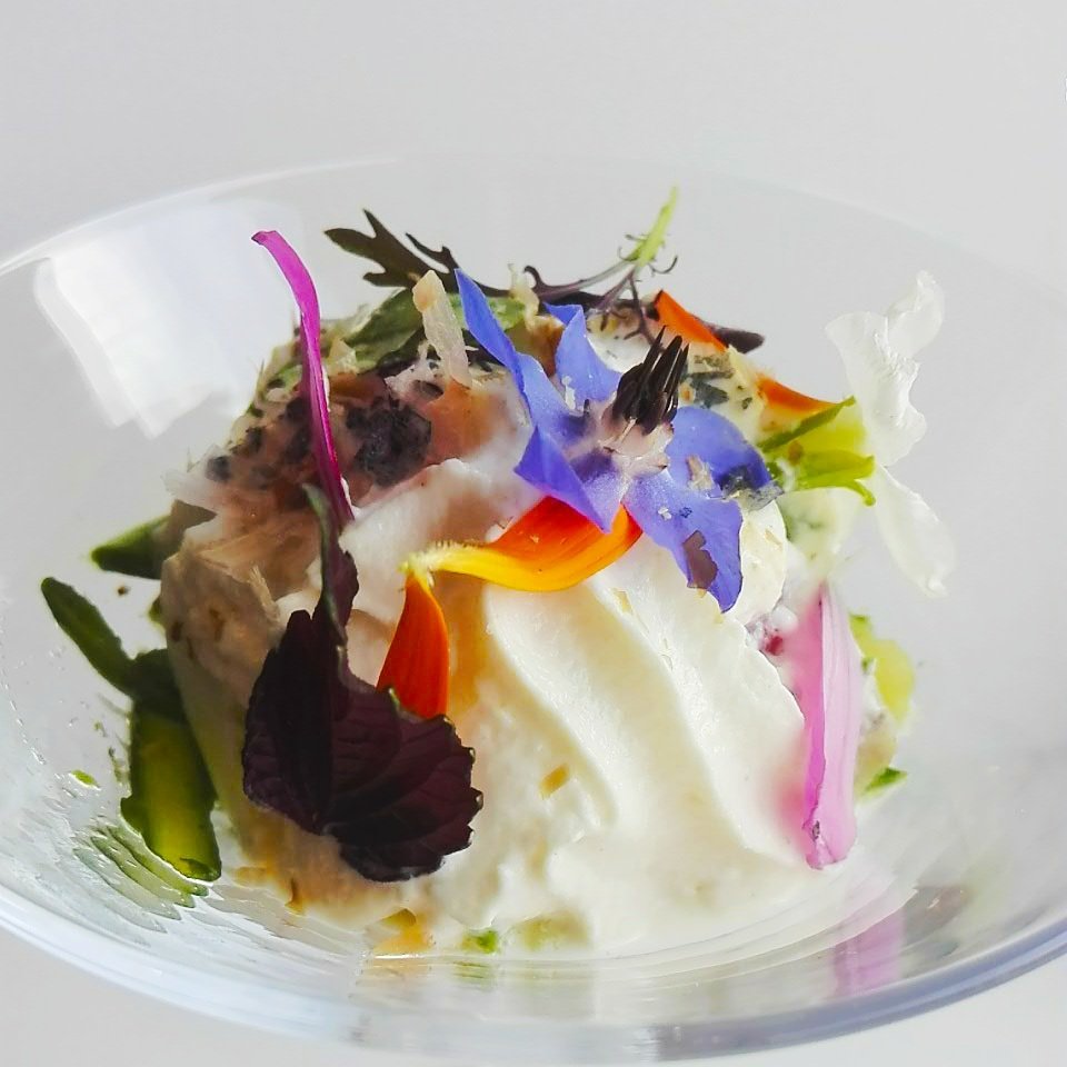 maisgrelos's tweet photo. Receta de @manu_garea. Ensaladilla 'a la taza' con espuma de bonito y setas #masterclassFerrol https://t.co/WMBy8ZO9qy