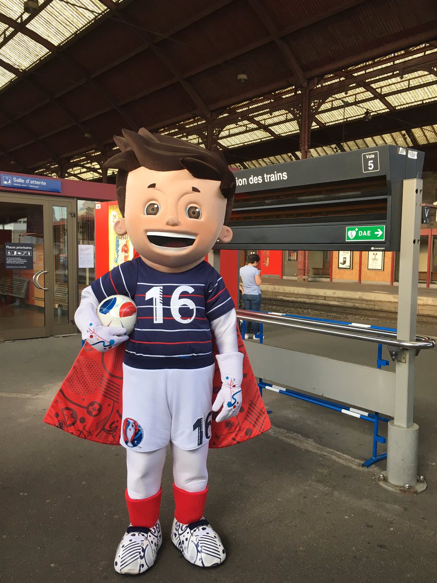 Le #TrophyTour à #Strasbourg et <a href="/superVictorOff/">SuperVictorOff</a> pour l'accueil 👍 @EURO2016 à découvrir demain en gare ! <a href="/SNCF/">❌</a>