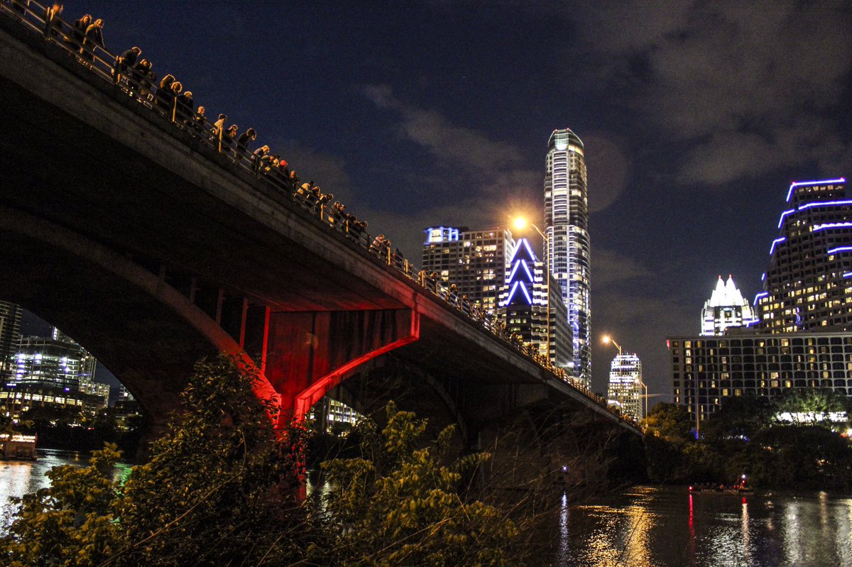 The bats decided not to emerge from #CongressStBridge. We did get a beautiful view of the #AustinSkyline! #FromTexas