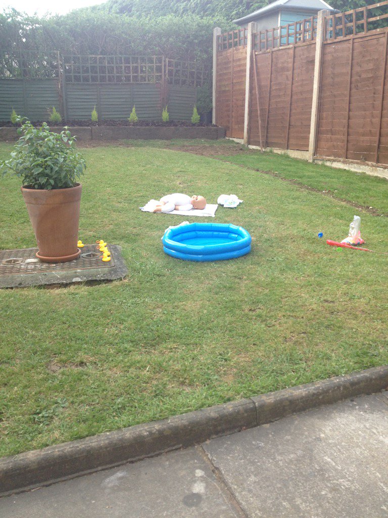 camel20101's tweet photo. Summer must be there,got the 20ft pool out today😂🏊👙#nodiving https://t.co/v9tvlemjIf