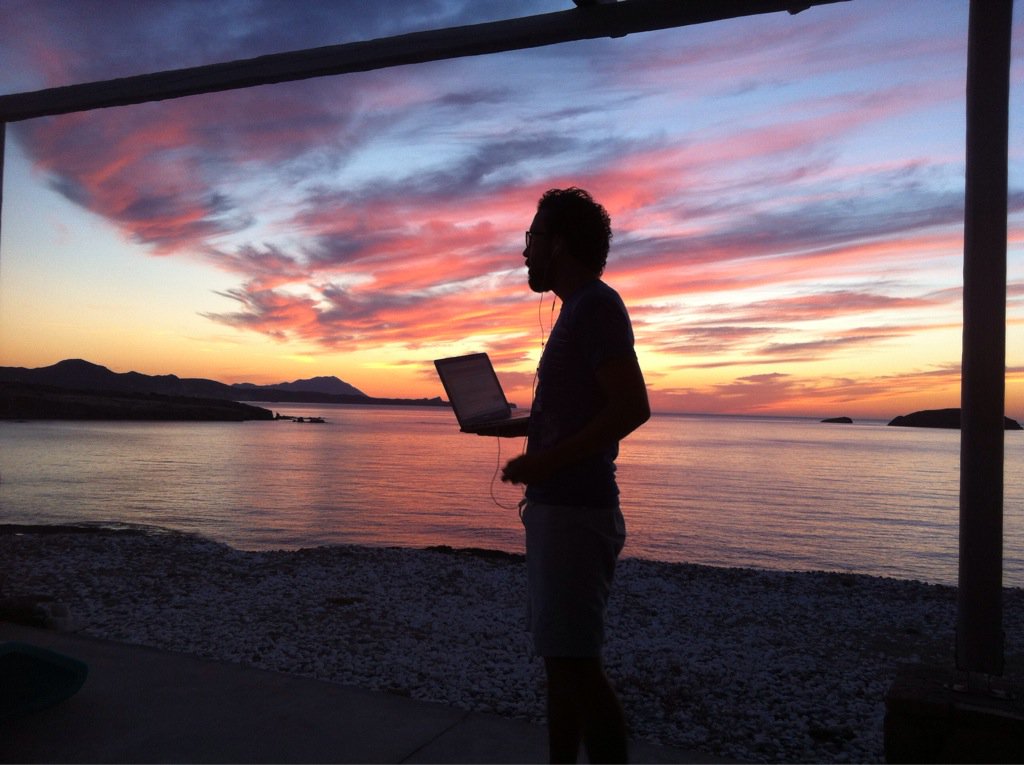 enlwilliams's tweet photo. I feel like this pic of @GlobalDenizen embodies what being a #digitalnomad can be like https://t.co/77SJJbuqsF