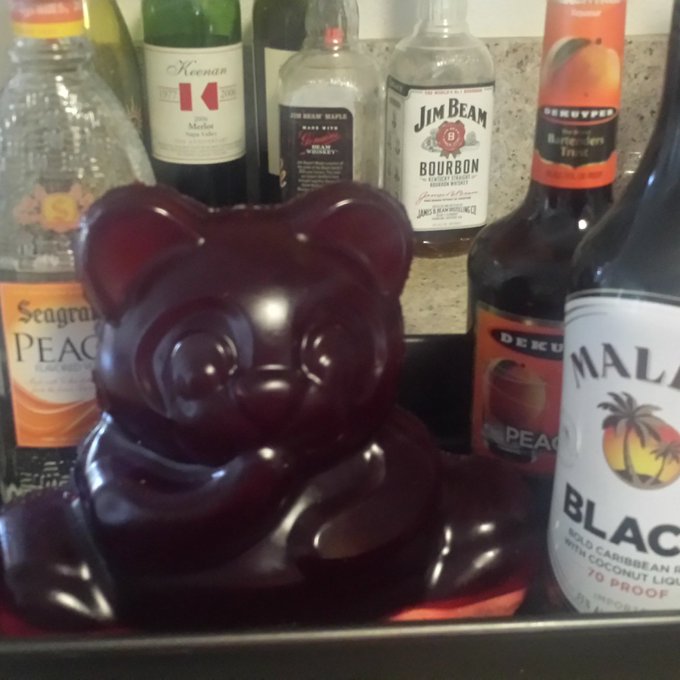5lb vodka,peach schnapps gummy bear .yummy!!! https://t.co/uU5VXYnLnb
