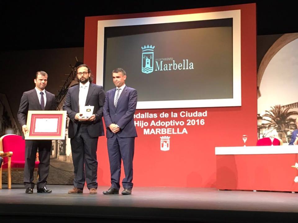 eli30890's tweet photo. Gracias al Ayuntamiento de Marbella por la medalla de la ciudad que nos han concedido. https://t.co/G8T5F5iTAQ