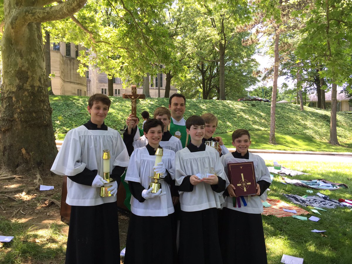 MrsStreett's tweet photo. Gr5 Mass In The Grass. Beautiful celebration! #SCMOQ https://t.co/4nkNy14Sfg