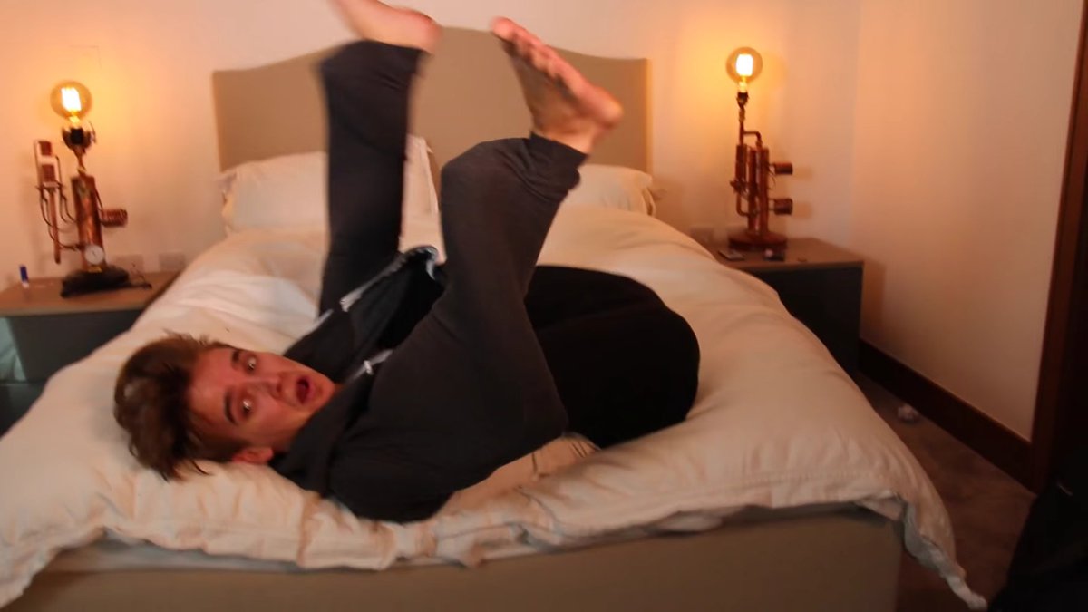 AmmyyElizabethx's tweet photo. @Joe_Sugg #DareSugg4 This second you fell off the bed, I also fell off my bed in fits of laughter! Fave part ever! π https://t.co/vYv7aiEnvO