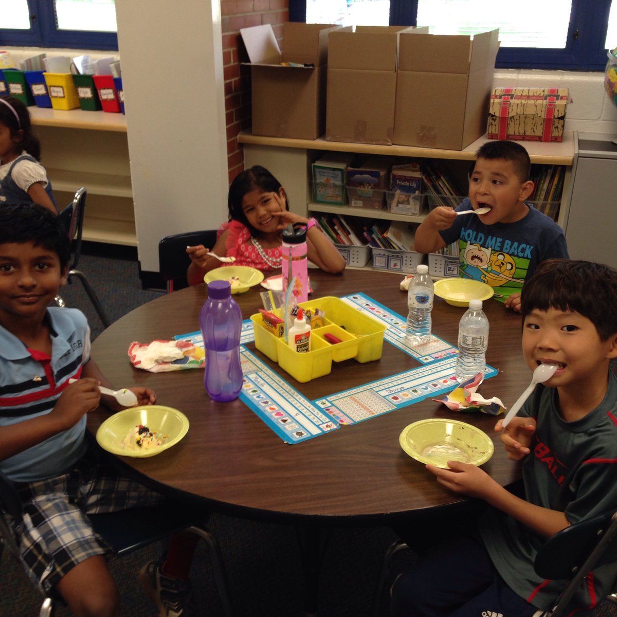 mrsarias1's tweet photo. Hooray! End of School Pizza/Ice Cream Party!  #ivyhillleague https://t.co/PpygW0gKmn