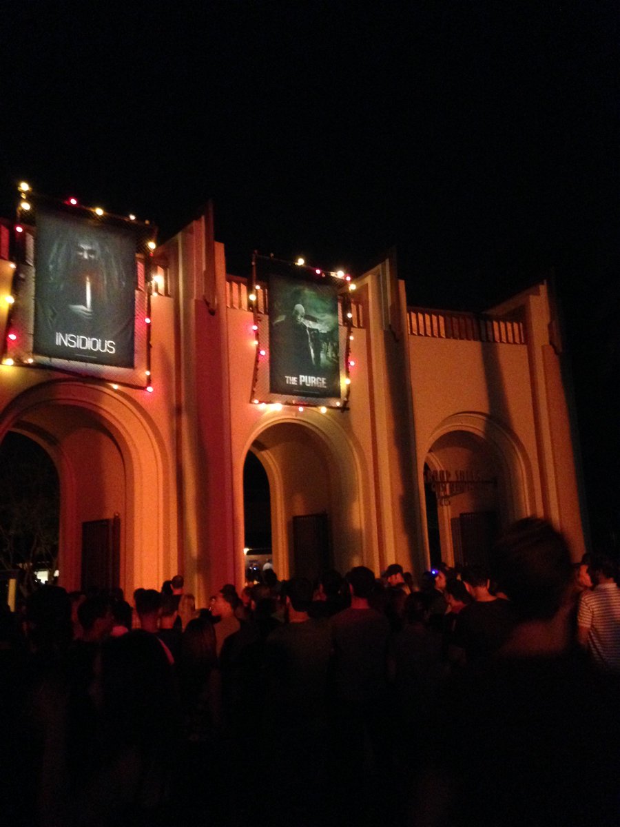 McQDisneyMadnss's tweet photo. Anyone else think #HHN26 will be BETTER than #HHN25??? It's hard to beat an Anniversary year! #BookedAndReady https://t.co/fVt3gl93gO