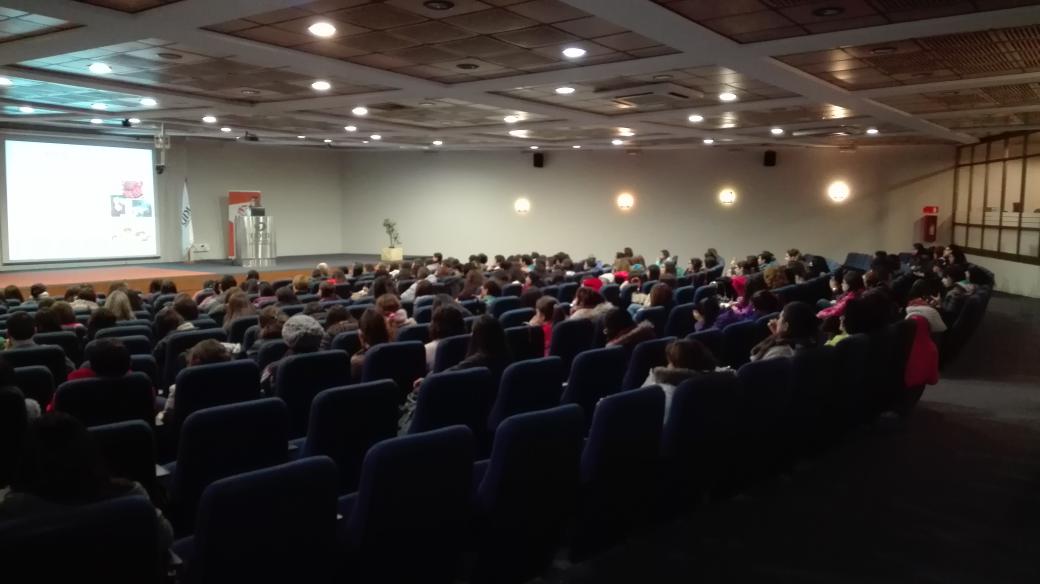 NutrirSano's tweet photo. Foto de nuestra Jornada en #UDLAViña presentando la #GuiaLibreGluten https://t.co/Yi5jRR7Xq7