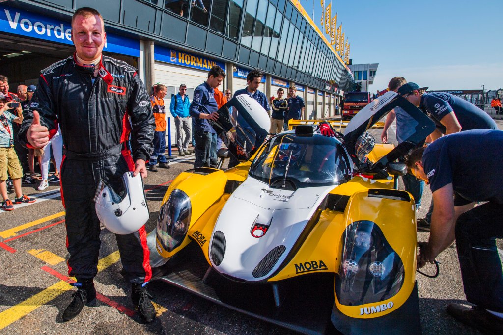 Cor Jelies in supersnelle racewagen destentor.nl/regio/urk/cor-…