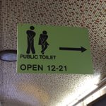 このトイレの標識看板...深刻さが伝わってきてとても良い!