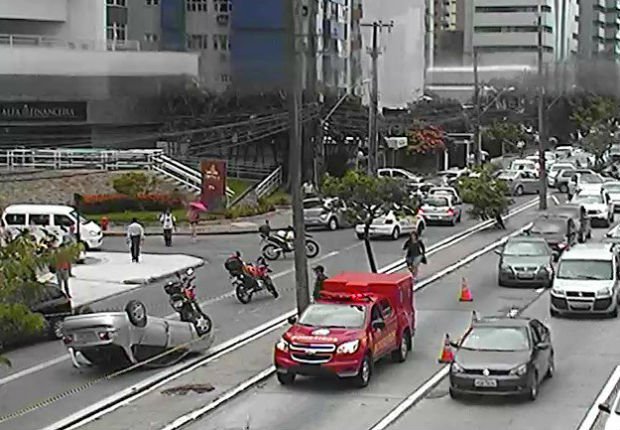 DiarioPE's tweet image. Carro capota após colisão na Avenida Agamenon Magalhães diariode.pe/b4qf