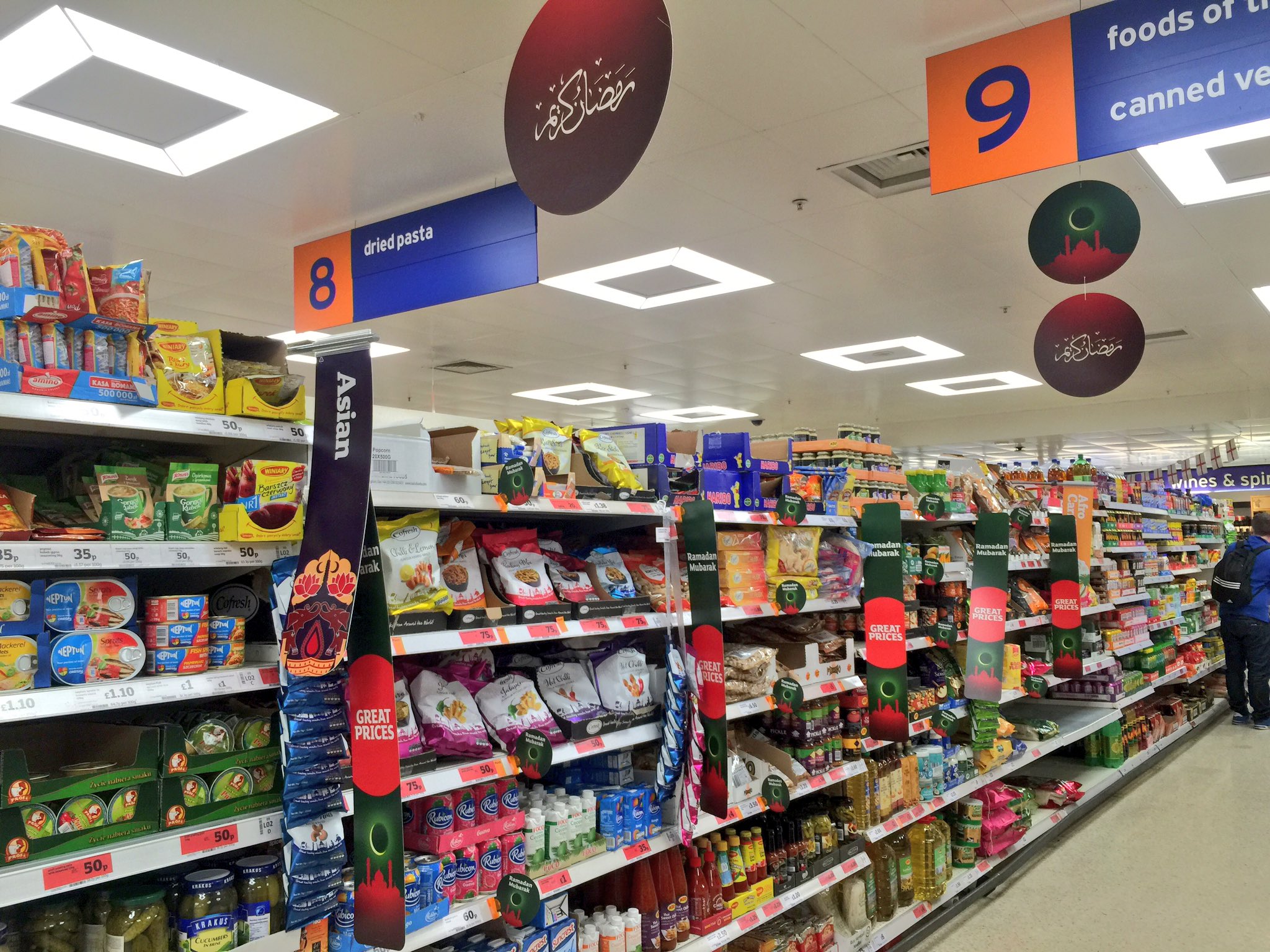 𝖸𝗈 𝖮𝗄𝖺𝖽𝖺 英スーパーsainsbury Sには明日から始まるラマダン用の食べ物がいっぱい並んでいた 豚ゼラチン未使用のハラル仕様ハリボー も 日没後のイフタール食ではいつも以上に食べまくるので ラマダン中は太るらしい T Co Iv2jm1p2od