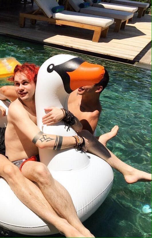 Bands_Freak13's tweet photo. IS THAT OBI-SWAN KANOBI 's COUSIN? https://t.co/Cs5F9F7AEt