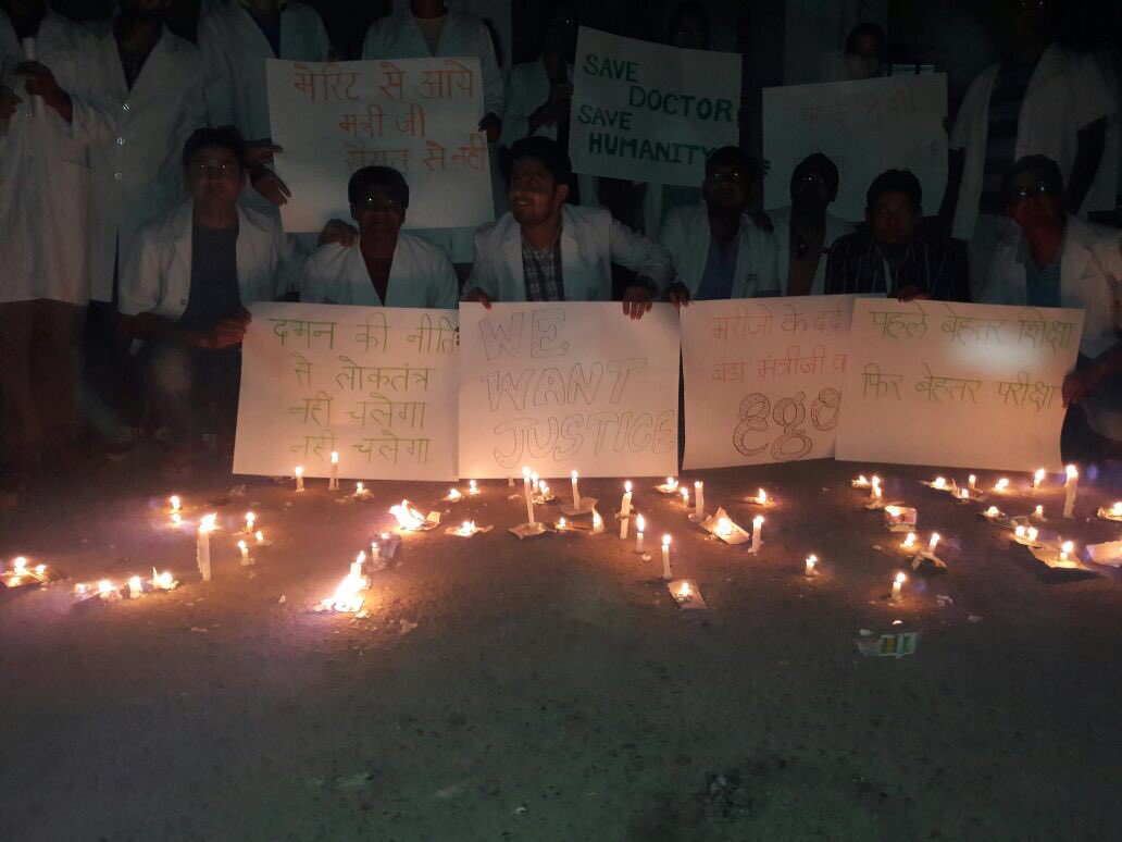 aniketmule21's tweet photo. Candle March against #Injustice
Against #RowdyRathorAgainstDoctors https://t.co/0HTlfxgmhH