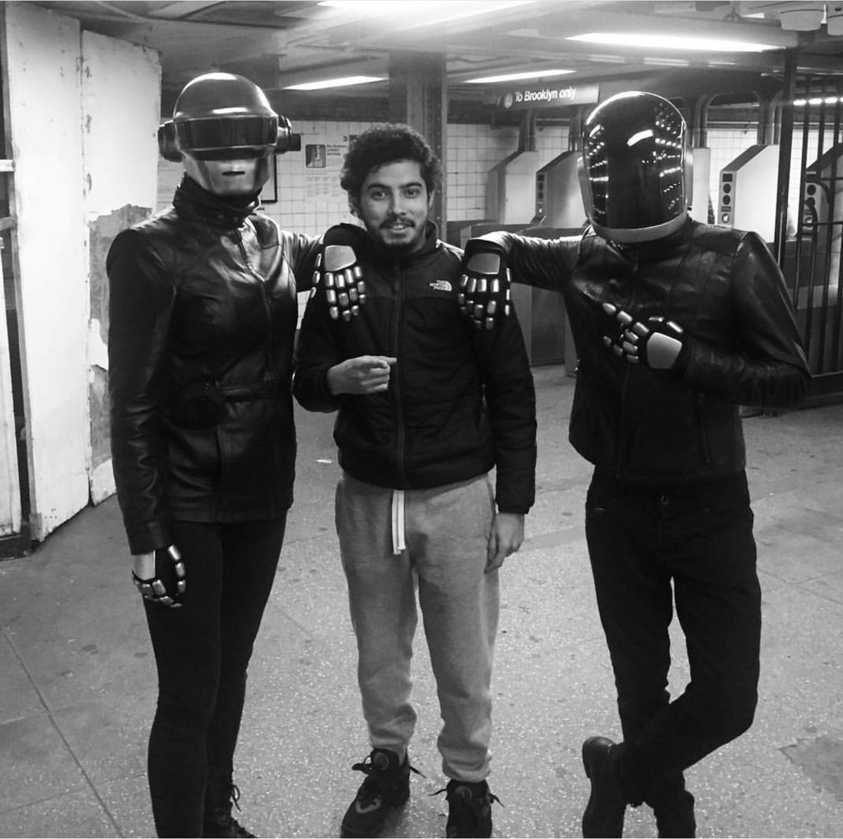 daftfunkee's tweet photo. #Subway #fan #stayfunky #daftpunk #daftfunk #newyear #manhattan #subway #cosplay #2015 #2016  #NYC #nightlife https://t.co/abxs4JwMW2
