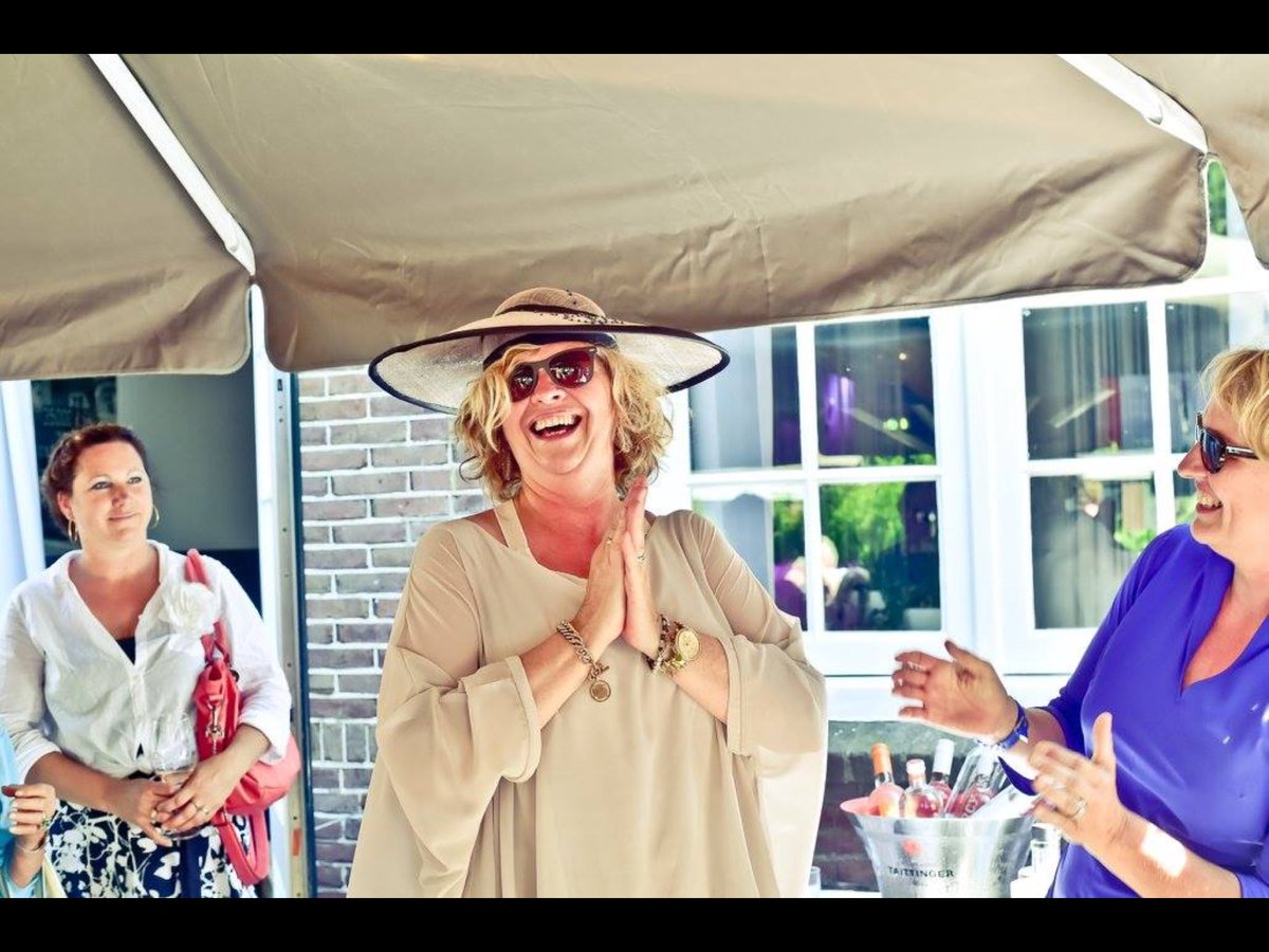 Tijdens de afsluitende borrel werd er een hoed verloot van sponsor <a href="/Hospershoeden/">Alex Hospers</a>! Blije winnares <a href="/EsthervAmpting/">Esther van Ampting</a>!