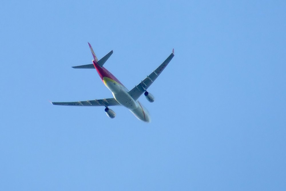 A3803's tweet photo. Heute war nichts mit Wolkenspalier. #HU490 #TXLPEK #B5950 #A330 https://t.co/oBuVwE1kgN