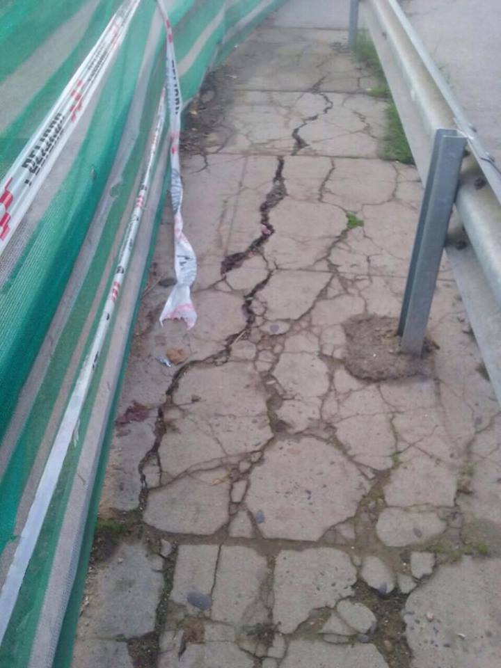 Vina_Participa's tweet photo. Socavón en subida Mackenna (Forestal), preocupa a los vecinos del sector.
#ViñaParticipa #VIÑA https://t.co/h13M0WkLAg