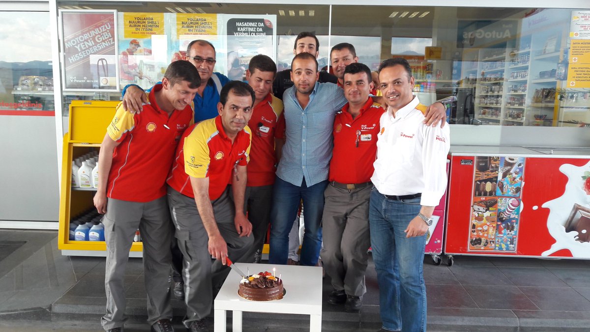alpayorak1's tweet photo. #shelldehepmutlu personelimiz Ahmetin dogum gunu atlanamazdi..kurucay4124 gulderen petrol..salihli☺☺☺ https://t.co/5jbZqVePOk