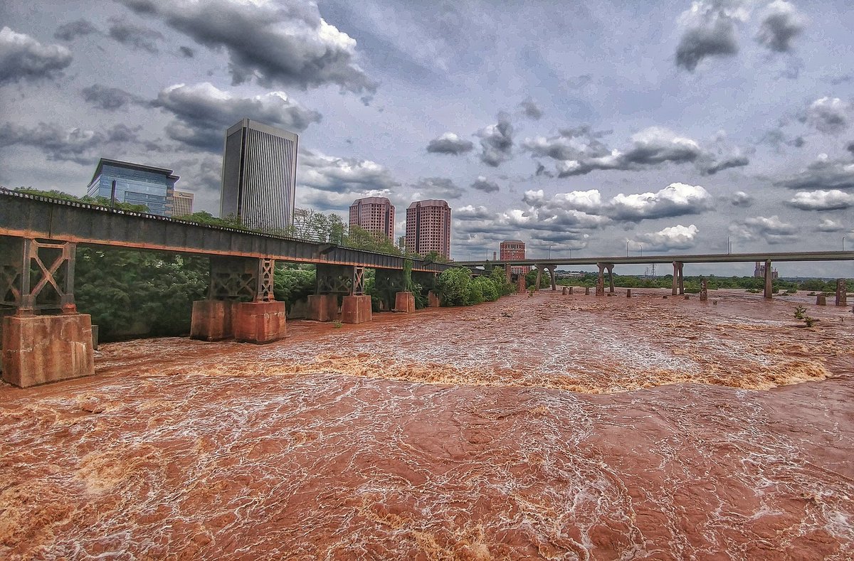 alukewitt's tweet photo. @AndrewNBC12 @DrewWilderNBC12 @VisitRichmond  the James is mad! #RVA https://t.co/JtOUZ0bkmX