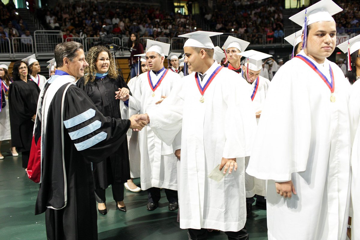 LAUSDSup's tweet photo. .@HialeahSenior families &amp; friends capture special moments at the #Classof2016 commencement ceremony. #MDCPSGrad https://t.co/KLbZA4AzPc