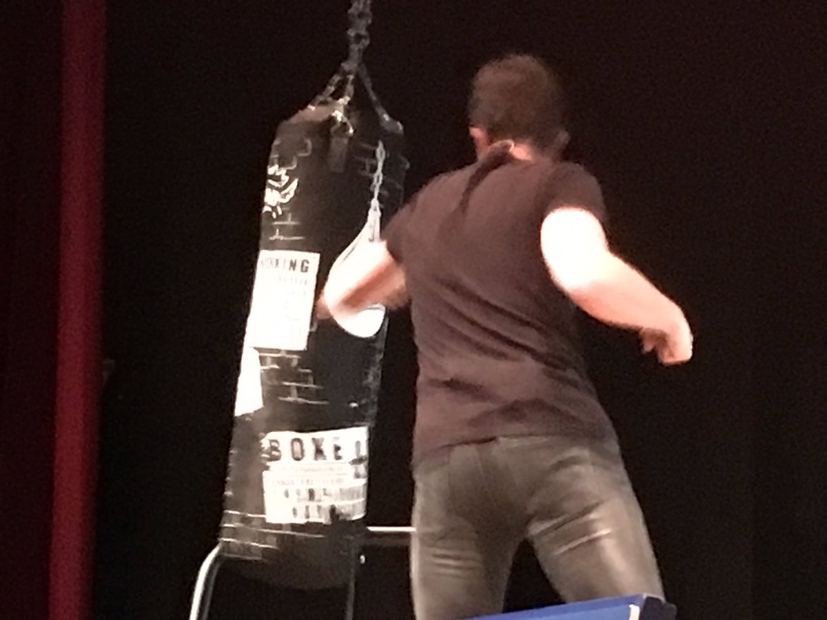 "Dentro un ring o fuori, non c'è niente di male a cadere. È sbagliato rimanere a terra". #MuhammadAli #centodieci