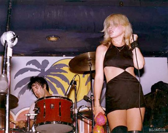PunKandStuff's tweet photo. Debbie Harry and Clem Burke at Toronto’s El Mocambo, 1977 #Blondie https://t.co/lLJl8zGDIa