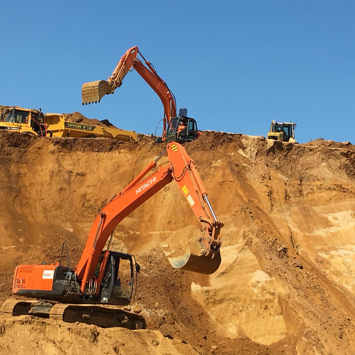 Guynicholls7's tweet photo. Hard at it ,the #tipperteam self drive Dozers and Dumptrucks #latestkit https://t.co/oTIOQaiiNO https://t.co/a6wqVerOw7