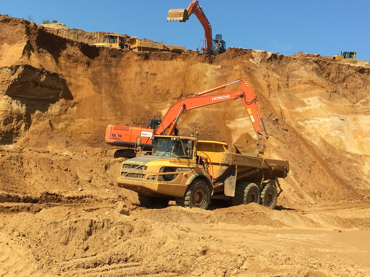 Guynicholls7's tweet photo. Hard at it ,the #tipperteam self drive Dozers and Dumptrucks #latestkit https://t.co/oTIOQaiiNO https://t.co/a6wqVerOw7