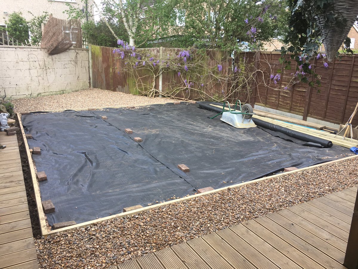 ForeverGreenUK's tweet photo. After installing a split level decking 2 years ago we were to come back to do an artificial lawn and gravel area. https://t.co/nXfz24oigu