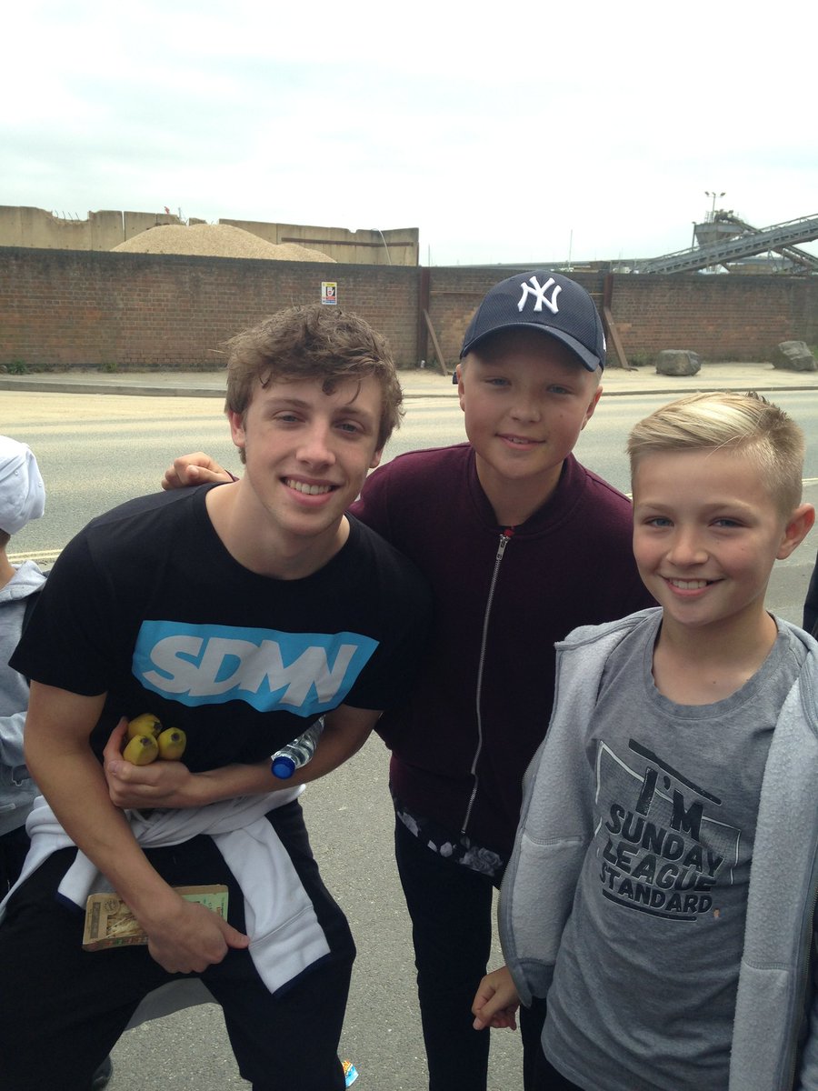 cazelliott40's tweet photo. @chrismd10 thought you might like to see my son Tom with his Sunday league standard t shirt before the match ! https://t.co/sjtTh9AJaJ
