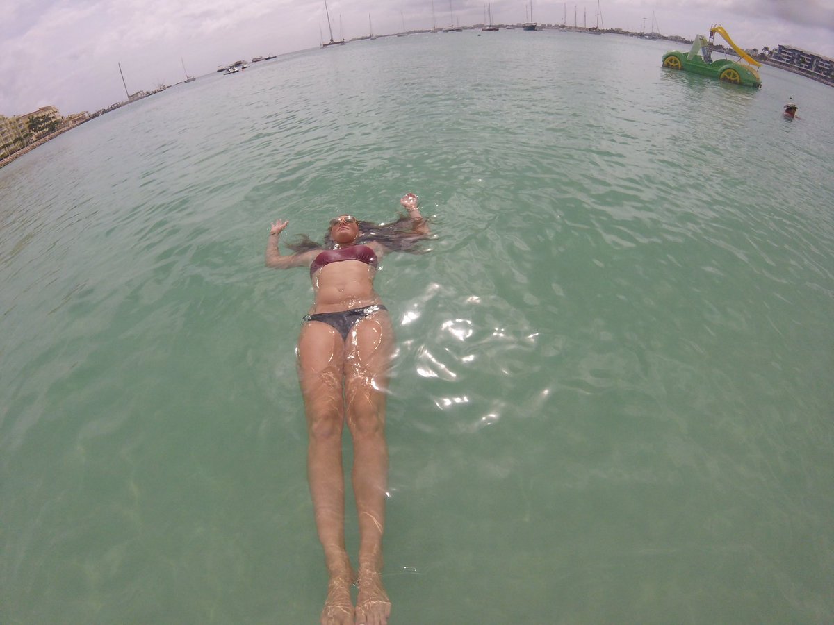 LyssaMarie_11's tweet photo. Right before I started sinking... #icantfloat https://t.co/OtJE43Gyck