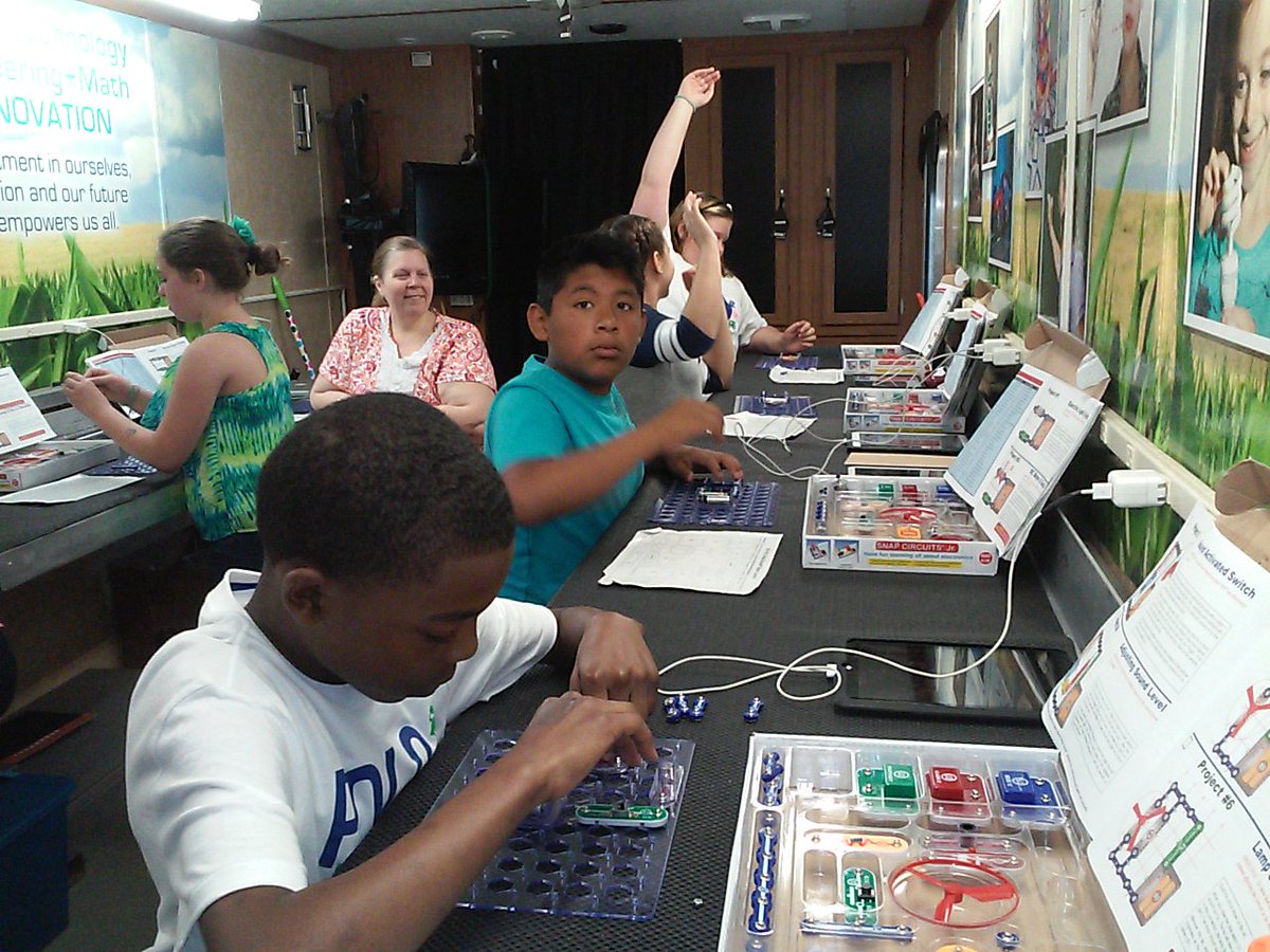IALR's tweet photo. Our #STEM Lab was in Martinsville today at Patrick Henry Elementary's NASA STEM Summer Camp. @SuptPamHeath https://t.co/pJWbMTT5xl