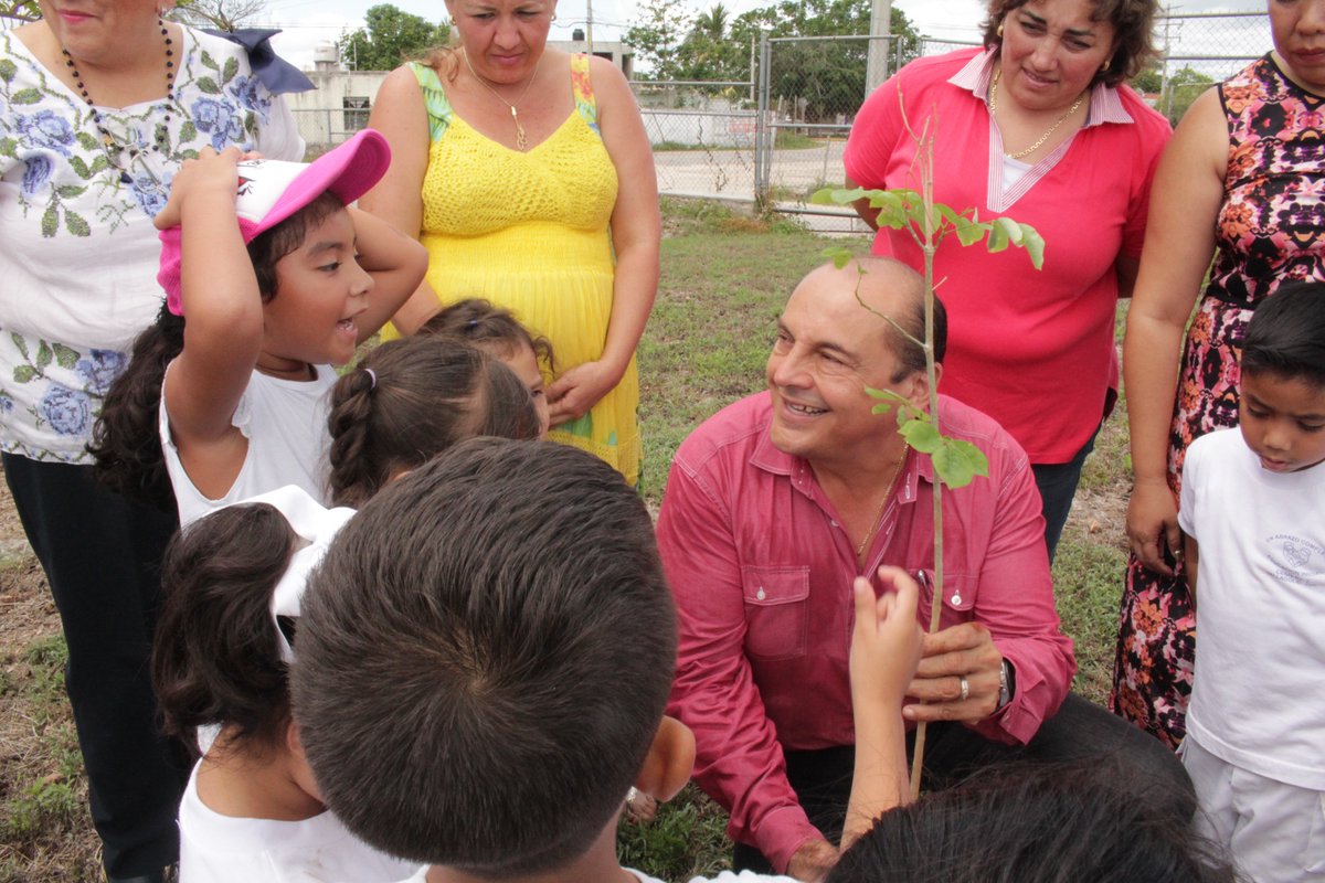 carlosberlinm's tweet photo. Conocí a Edith, una pequeña con muchas ideas, organizó a sus compañeros para plantar el primer árbol. #Cendi2 https://t.co/RPd5Oovfiu