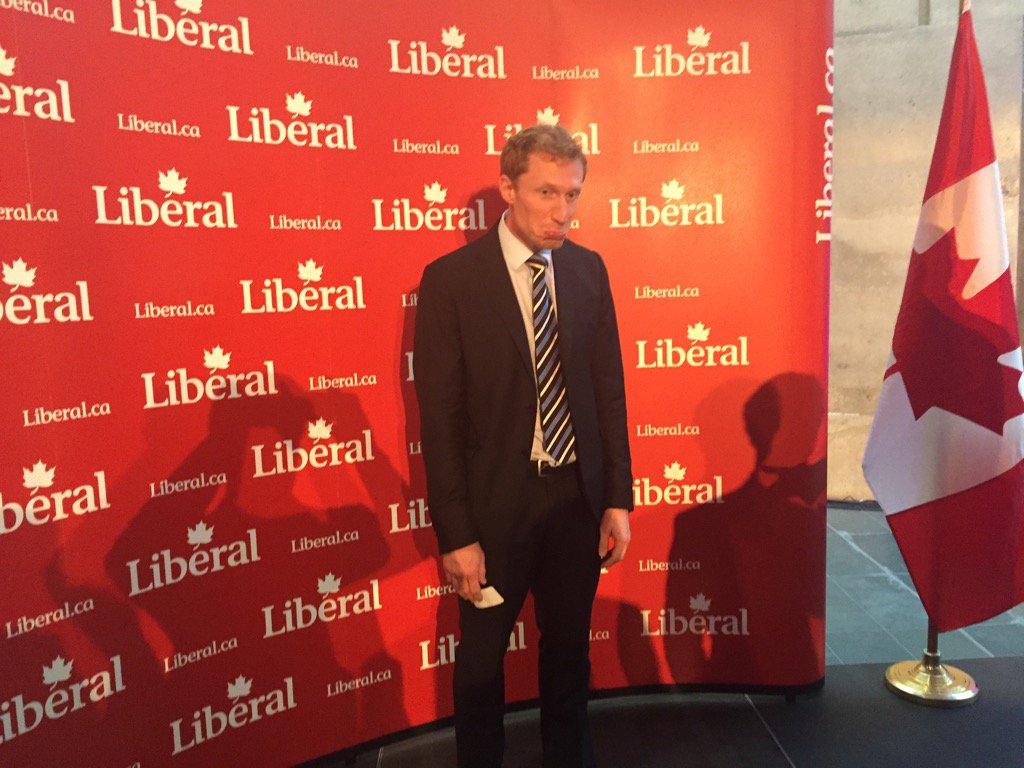 MarcMillerVM's tweet photo. Personne voulait prendre une photo avec Marc Miller. @parti_liberal @JustinTrudeau #clublaurier https://t.co/OwvzyFHgJE