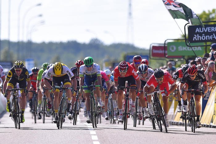 SBSSportau's tweet photo. Bouhanni wins one for Ali at the @Dauphine https://t.co/OCc9Y4WvP5 #sbscycling https://t.co/FWuLXcP3hg