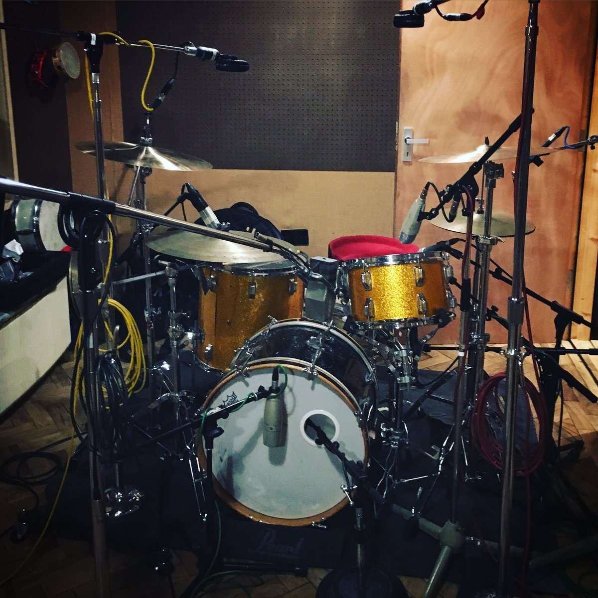subrosalondonuk's tweet image. What could all this prep be for?! #drums #drumming #Coles4038 #MD421 #liverecording #drumrecording @Soup_Studios
