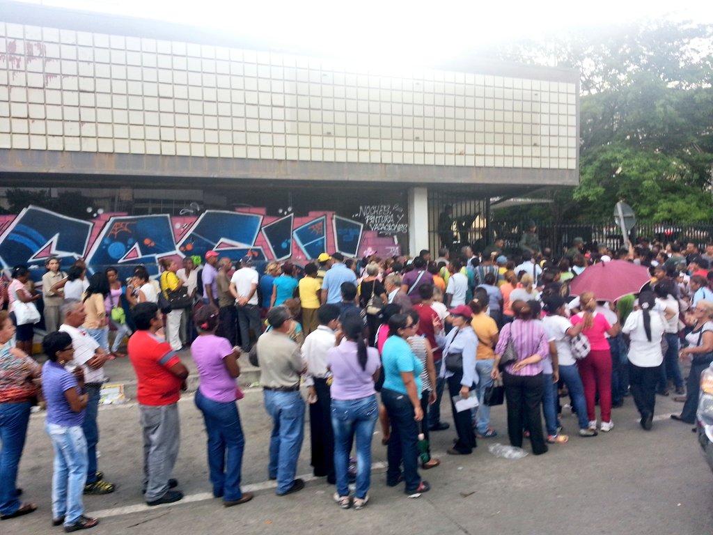 AndrewsAbreu's tweet photo. #AHORA 05:30 Alteración de orden público en Supermercado San Diego de Av Bolivar #Valencia GNB controla entrada. https://t.co/UzYgaN13ka