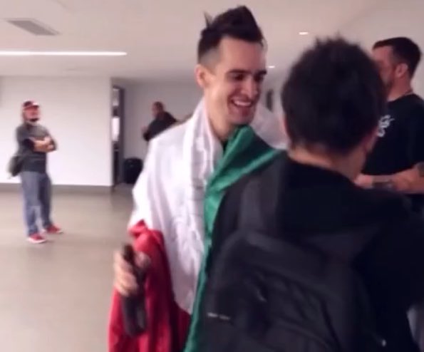 favsarchive's tweet photo. brendon urie https://t.co/ETtRB98qCV