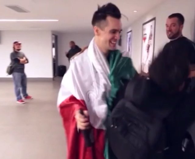 favsarchive's tweet photo. brendon urie https://t.co/ETtRB98qCV