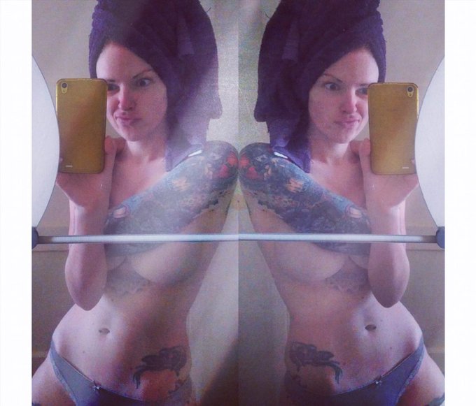 My I have to get up at 5am face #modellife #bedtime #wishicouldsleep #flattummy #nomakeup https://t.