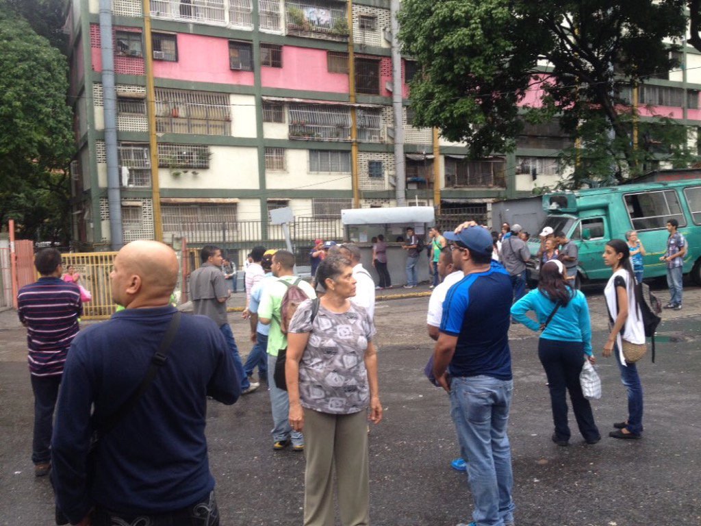 rctv's tweet photo. Colectivos trancan accesos al 23 de enero. https://t.co/4TikAzlZfi